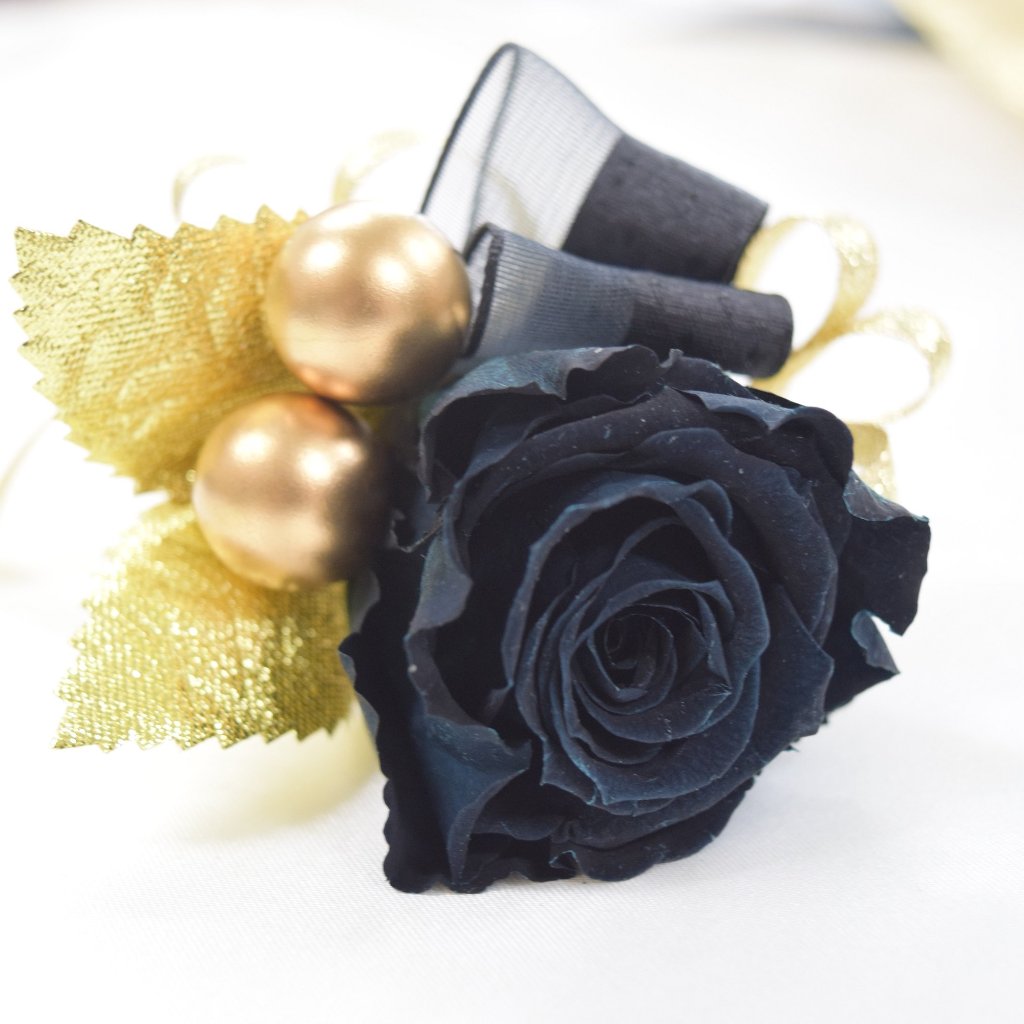 Boutonnieres (B31) - Black & Gold